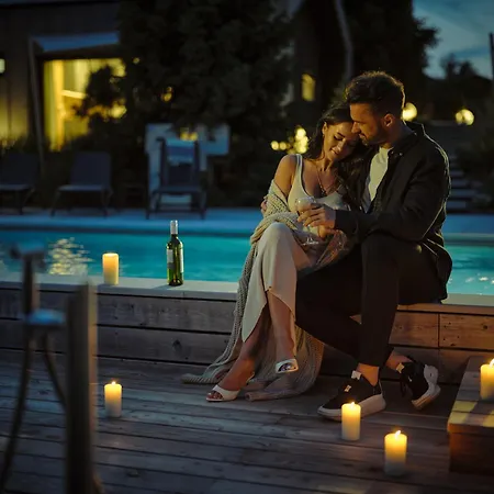 度假居 Skarpa 尤斯托尼莫斯基